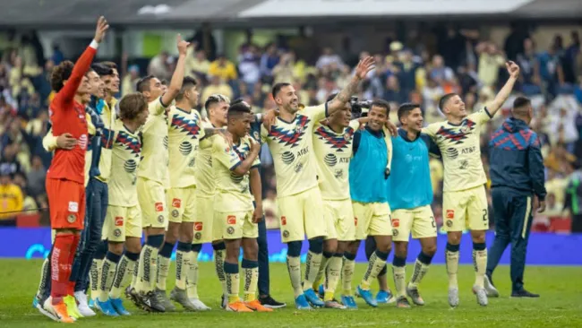 Jugadores de América festejan con afición