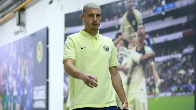 Guido Rodríguez llegando al Estadio Azteca