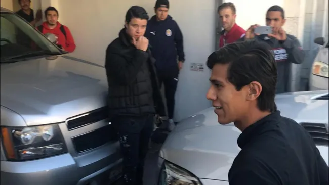 JJ Macías acude a los exámenes médicos de Chivas