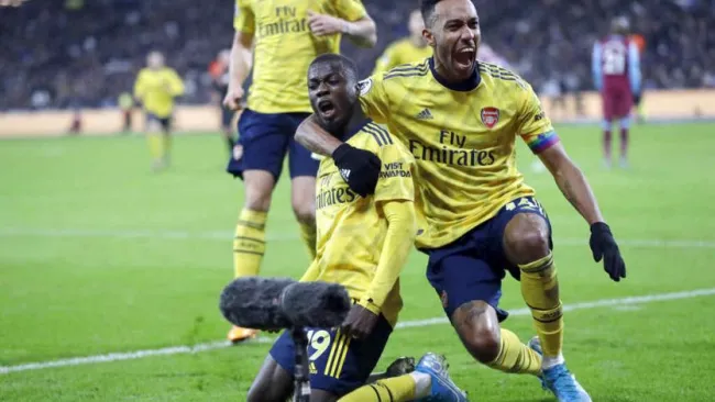 Nicolas Pépé y Aubameyang celebran una anotación