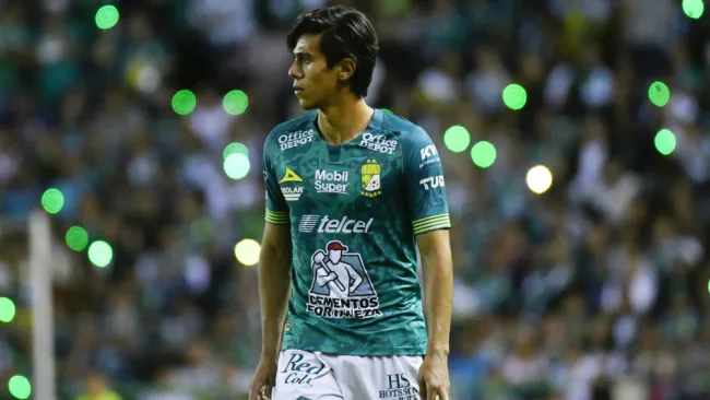 JJ Macias en un partido con León