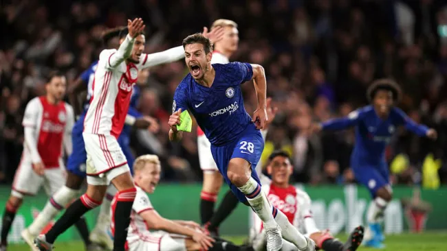 Azpilicueta festeja un gol con el Chelsea vs Ajax