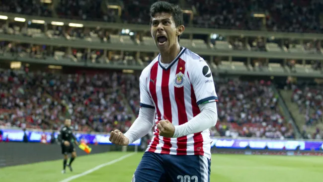Macías festeja una diana con Chivas