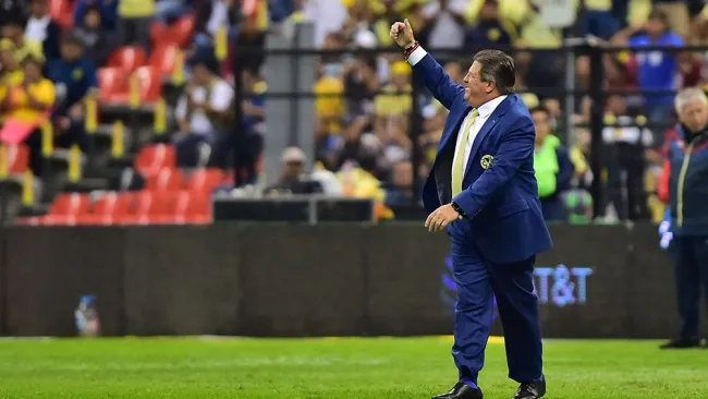 Miguel Herrera en un partido con América