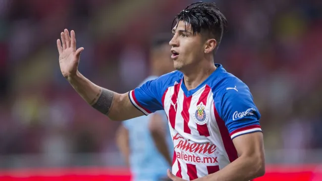 Alan Pulido festeja un gol con el Rebaño Sagrado