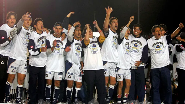 Los jugadores universitarios festejan el título de Liga