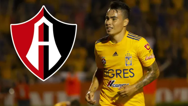 Lucas Zelarayán durante un duelo con Tigres