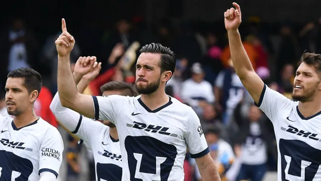 Luis Quintana y sus compañeros tras un juego de Pumas