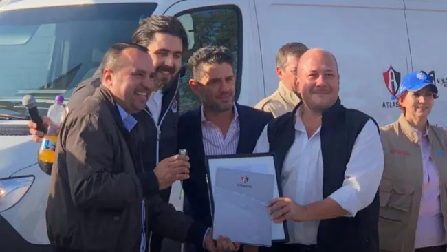 Irarragorri y Amaury Vergara en la entrega de la ambulancia