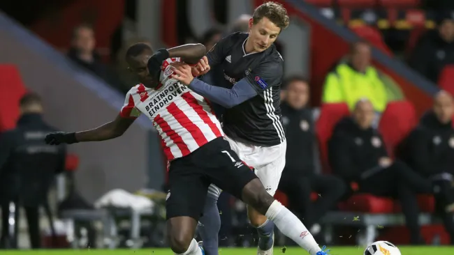 Armindo Tué Na Bangna pierde el balón con Vegar Eggen Hedenstad