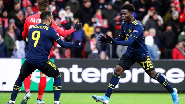 Saka celebra su anotación contra el Standard 