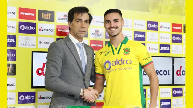 Eustáquio en presentación con el Pacos de Ferreira