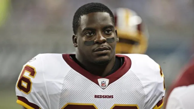 Clinton Portis acarrea el balón en un partido de Redskins