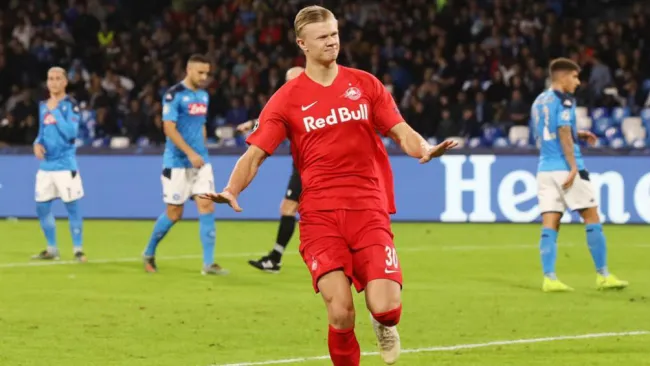 Erling Haaland festeja un gol al Napoli