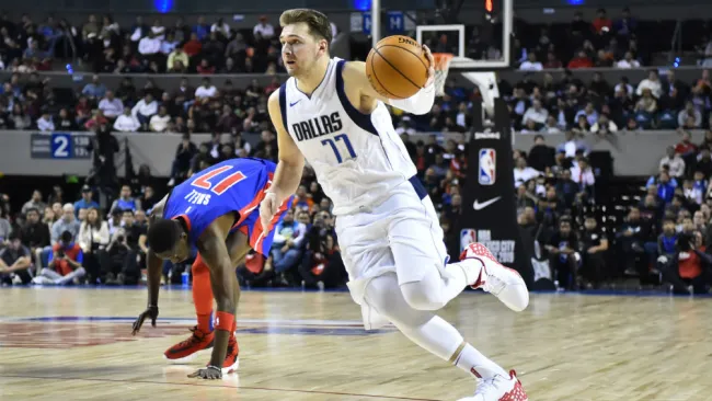 Luka Doncic durante el juego en México vs Pistons