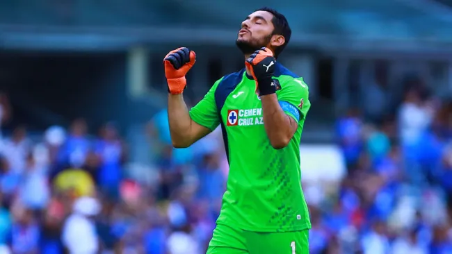 Jesús Corona celebra un gol con Cruz Azul