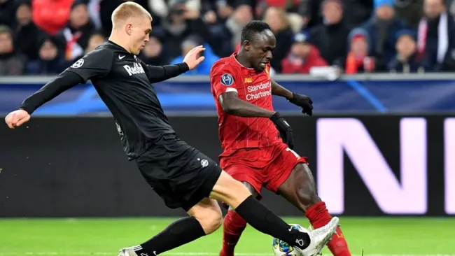 Sadio Mané disputa un balón en un juego del Liverpool