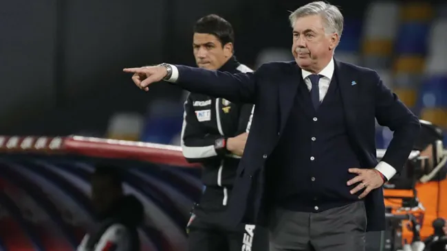 Carlo Ancelotti dirigiendo 