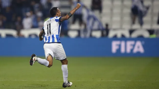 Leonel Vangioni celebrando su gol ante Al-Sadd