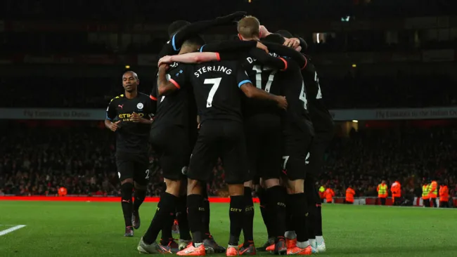 Jugadores del Manchester City festejan una diana