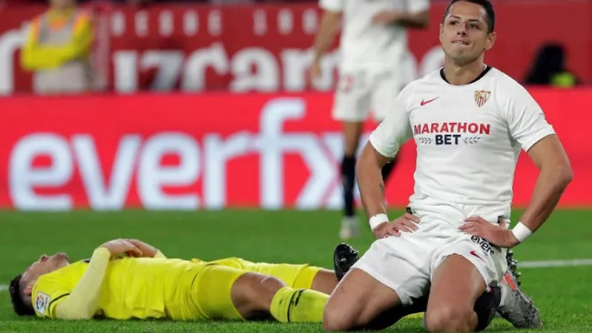 Javier 'Chicharito' Hernández lamentando una falla con Sevilla
