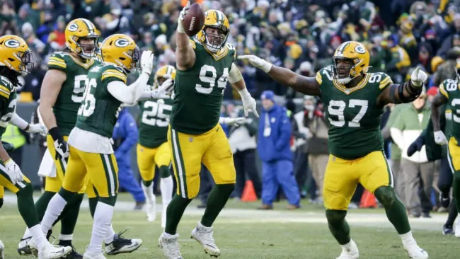 Dean Lowry celebra intercepción