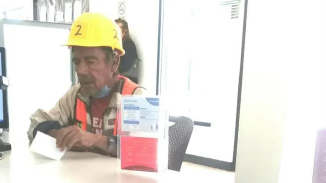 Don Beto pagando su deuda