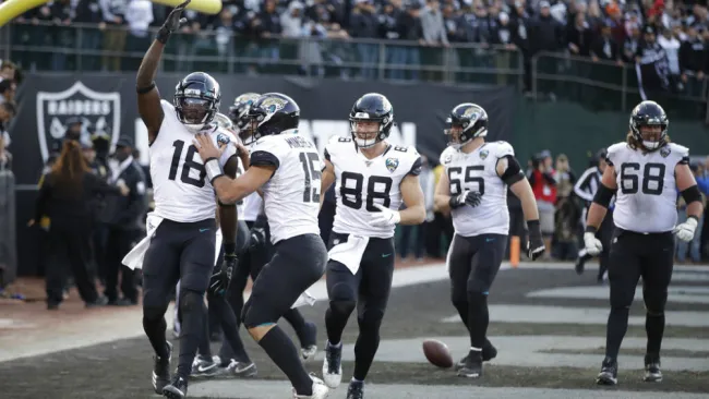 Jugadores de los Jaguars festejan una anotación