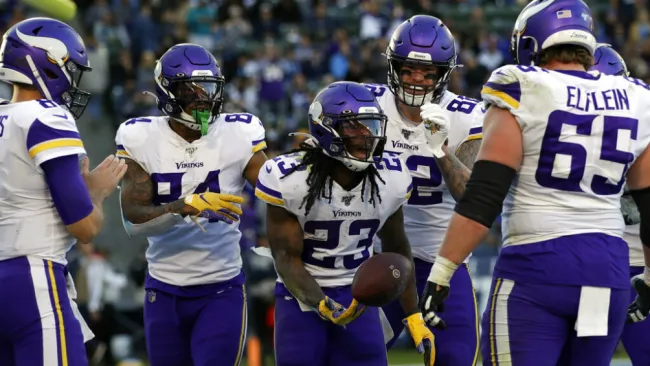 Jugadores de los Vikings celebran anotación contra Chargers