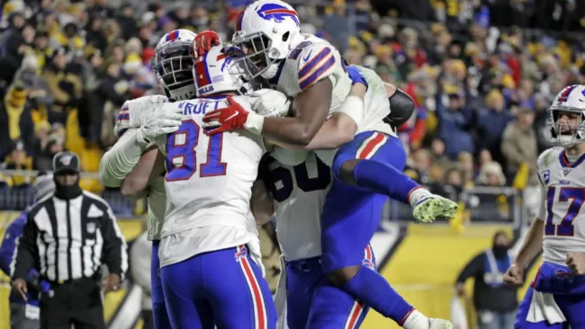 Jugadores de Bills festejan anotación