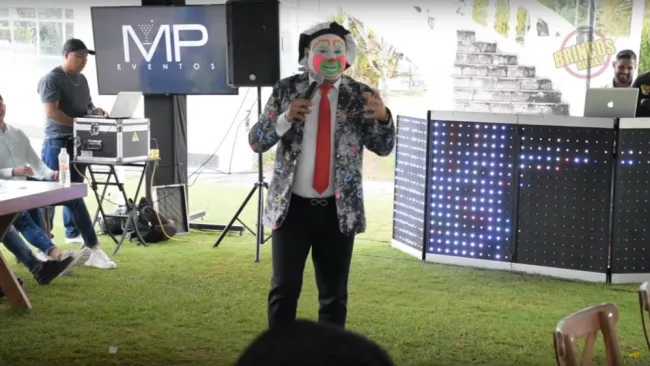 El payaso Brincos Dieras en una comida con jugadores de Chivas