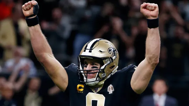 Brees celebra su pase de TD número 540
