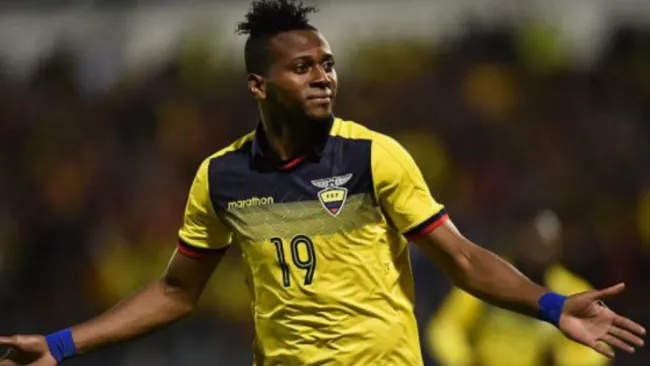 Michael Estrada en un partido con la Selección de Ecuador