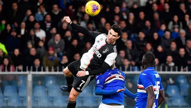Cristiano Ronaldo salta para anotar el gol del triunfo