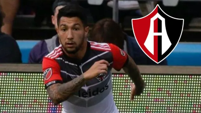 Luciano Acosta durante un partido con el DC United