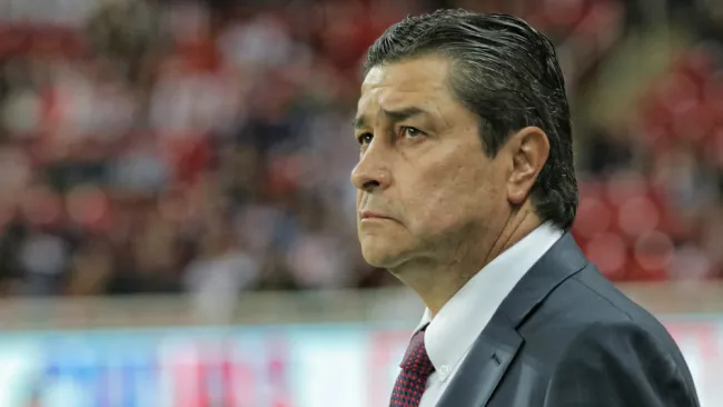 Luis Fernando Tena en partido de Chivas