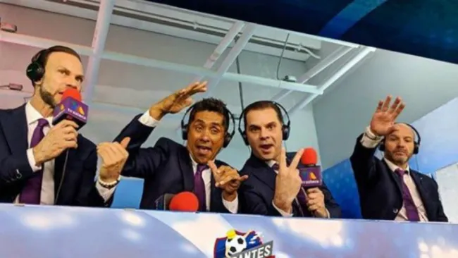 Talento de Tv Azteca durante un partido