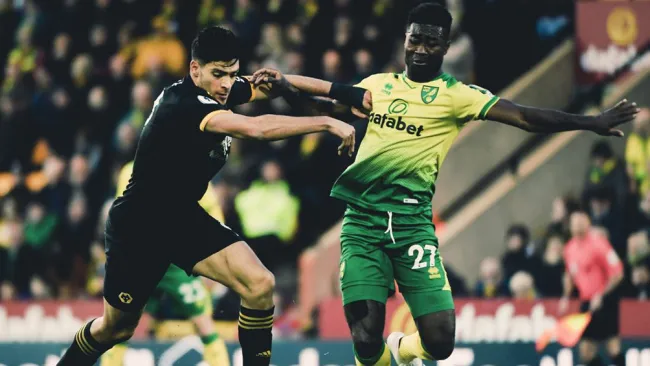 Jiménez lucha por el balón en Carrow Road