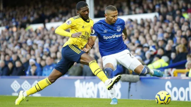 Maitland-Niles y Richarlison, durante el partido