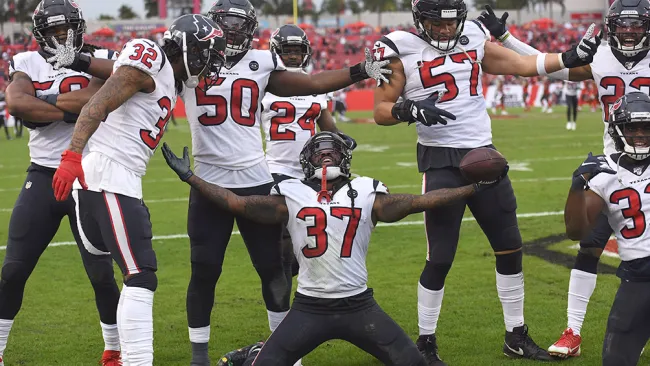 Jugadores de Houston festejan al final del partido