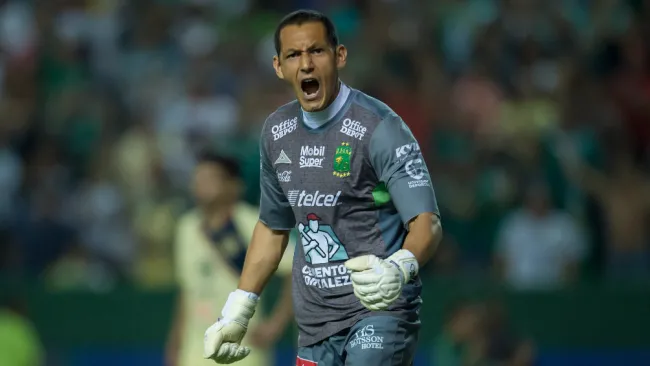Rodolfo Cota celebrando un gol con el equipo de León