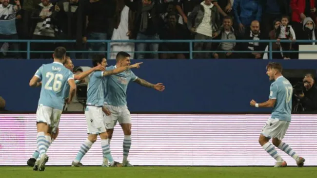 Jugadores del Lazio festejan gol contra Juventus