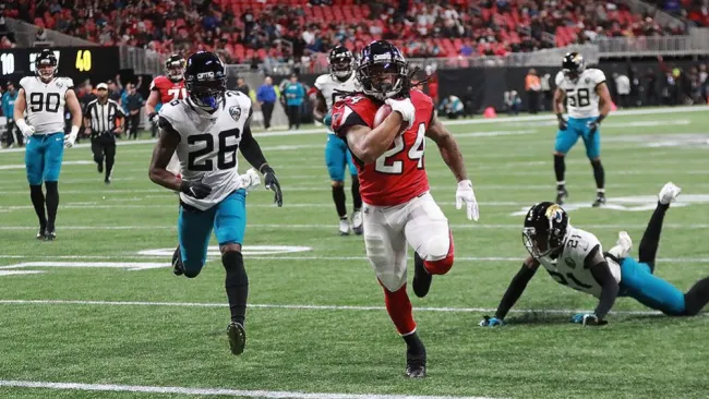 Devonta Freeman se escapa con el ovoide