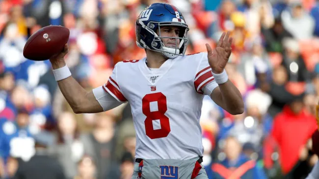 Daniel Jones se prepara para lanzar el ovoide 