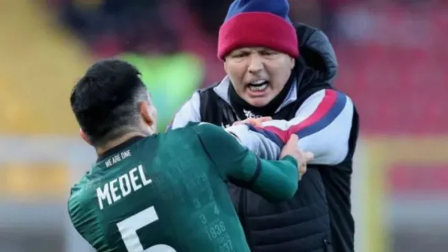 Empujones entre Gary Medel y Siniša Mihajlović 