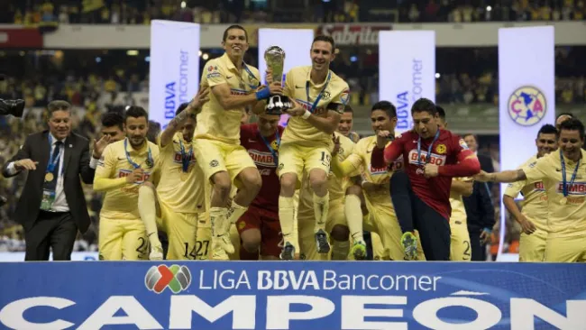 Molina y Layún levantando la copa 