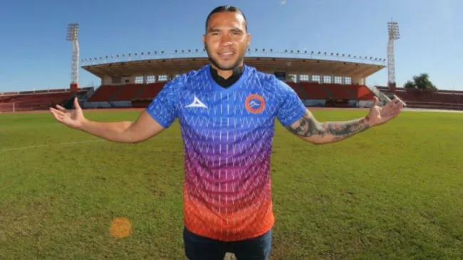 Gullit posa con la playera del Correcaminos