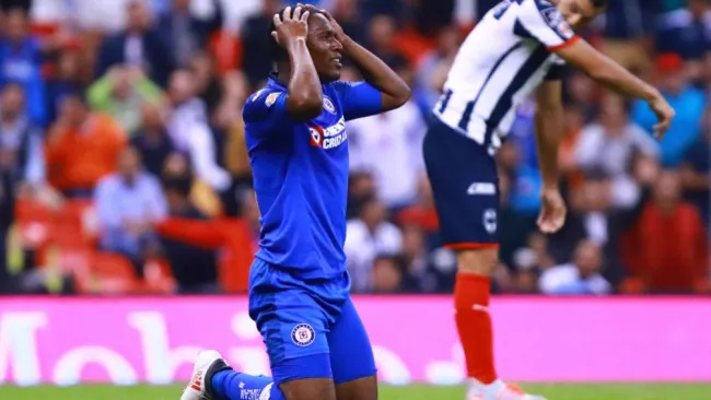 Bryan Angulo en lamento con Cruz Azul