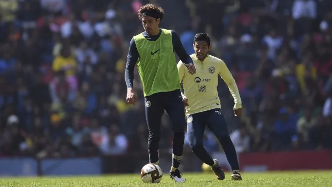 Memo Ochoa jugando como delantero