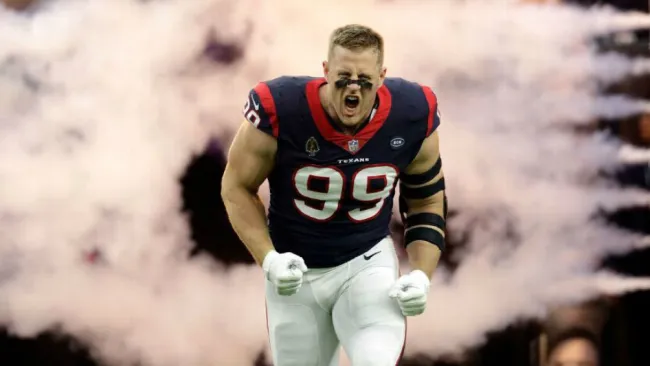 J.J. Watt ingresa al terreno de juego con Texans